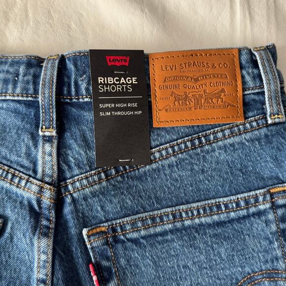 New Levi's Ribcage Shorts in Charleston Erosion Women's Size 27 - Picture 8 of 13